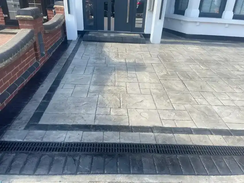 Pattern imprinted concrete driveway