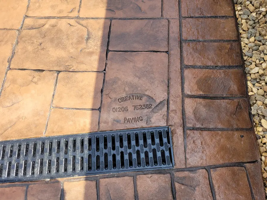 Two-tone imprinted concrete paving with brick-effect border
