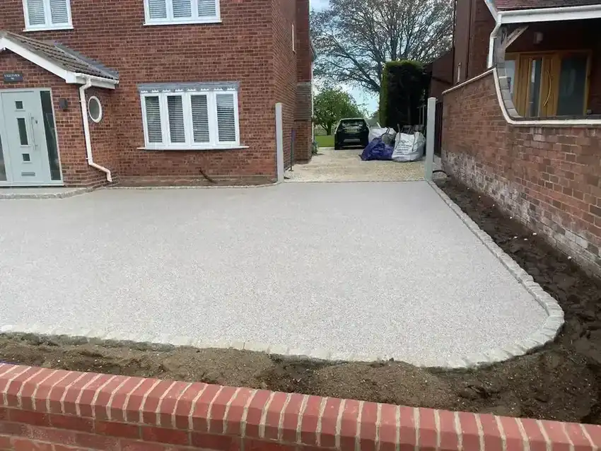 Resin driveway with decorative border